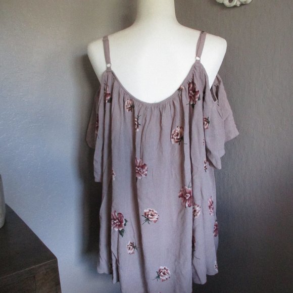 Mauve floral cold shoulder top NWOT - Picture 2 of 10